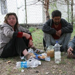 Создать мем: бомж на помойке, один день с бомжами, свидание бомжей