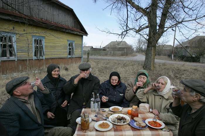 Создать мем: деревня тульговичи сейчас, деревенское застолье, пьянство в глубинке