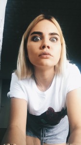 Создать мем: cara delevingne, y billie eilish