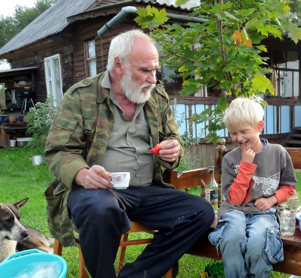 Создать мем: дедушка с внуком, с дедом или дедой, дедушку