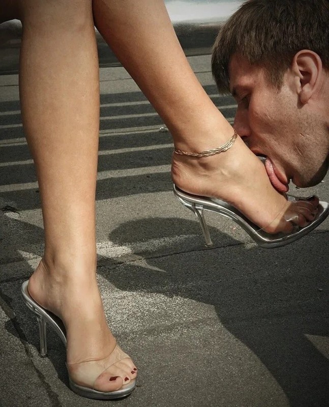 Создать мем: целует туфли, целует ноги