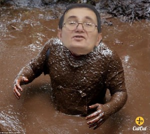 Создать мем: крещенские купания, человек, человек в грязи