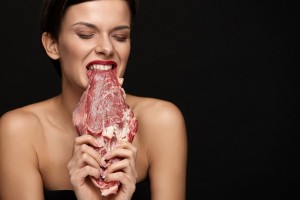 Создать мем: мясо во рту, girl steak diet, девушка ест сырое мясо