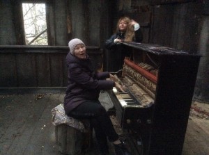 Создать мем: уличный пианист, олег каравайчук рояль, piano