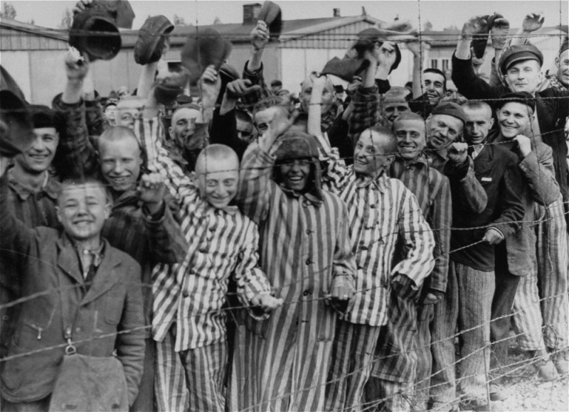 Создать мем: узники концлагеря дахау, немецкие концлагеря, дахау концентрационный лагерь