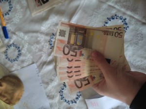 Создать мем: евро и доллар, рубли в евро, банкноты евро