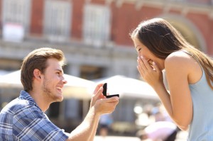 Создать мем: телефон, подарок, side-view-talking-couple