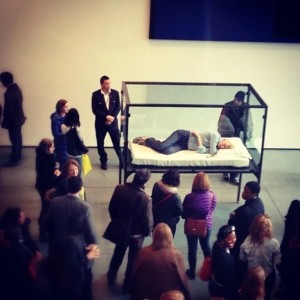 Создать мем: тильда суинтон спала в музее, dorme, профессиональный соня профессия