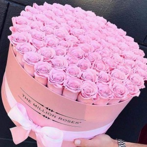 Создать мем: коробка цветов, цветы в коробке, розовые розы в коробке