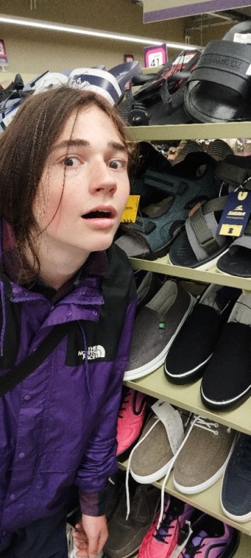 Создать мем: детская обувь, кроссовки фиолетовые, ноги