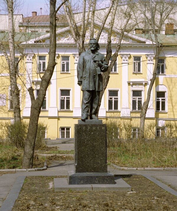 Create meme: Gorky Literary Institute, monument to Herzen on Tverskoy Boulevard, monument to maxim gorky