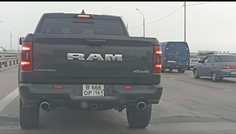 Создать мем: dodge ram 2500 сзади, автомобиль, ram 1500 rebel