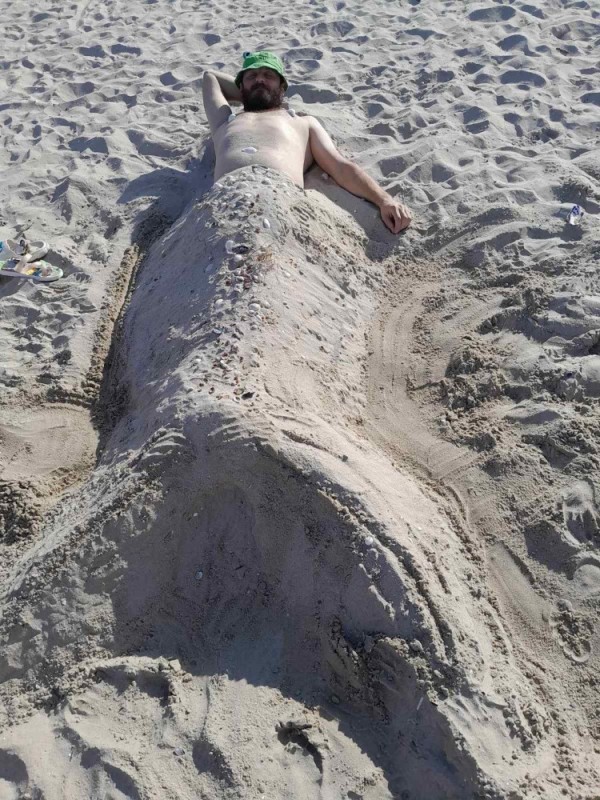 Создать мем: фигуры из песка, пляж прикол, на пляже