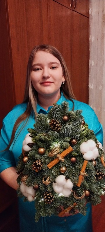 Create meme: Christmas wreath, girl , New Year's floristry