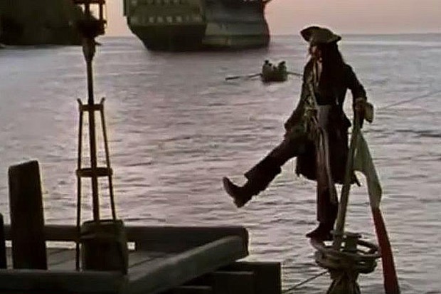 Создать мем: капитан джек воробей на тонущем корабле, пираты карибского моря: сундук мертвеца, пираты карибского моря пираты