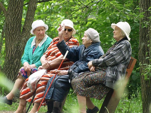 Картинки по запросу "фото пенсионерки на лавочке""