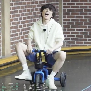 Создать мем: jungkook in shorts, чонгук плейбой, чонгук цветочные лавки