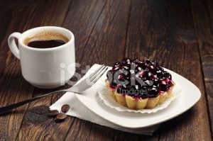 Создать мем: кофе с куском пирога, кофе и торт, кофе с ягодным пирогом