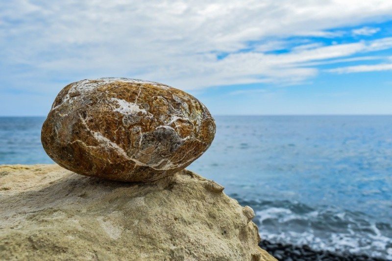 Создать мем: камни на берегу, камень большой, море камни