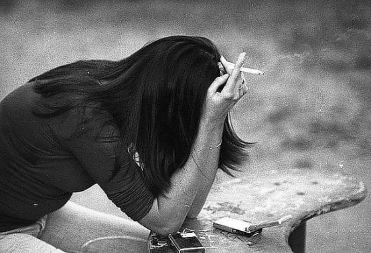Создать мем: девушки, грустная девушка курит, курение