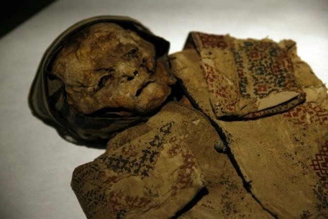 Создать мем: llullaillaco mummies, мумия, монета