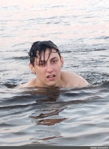 Создать мем: купание в реке, мужчина купается, серго купается