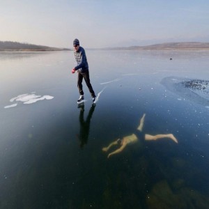 Создать мем: выход на лед, amazing ice skates озеро, на коньках по малому морю первый лед