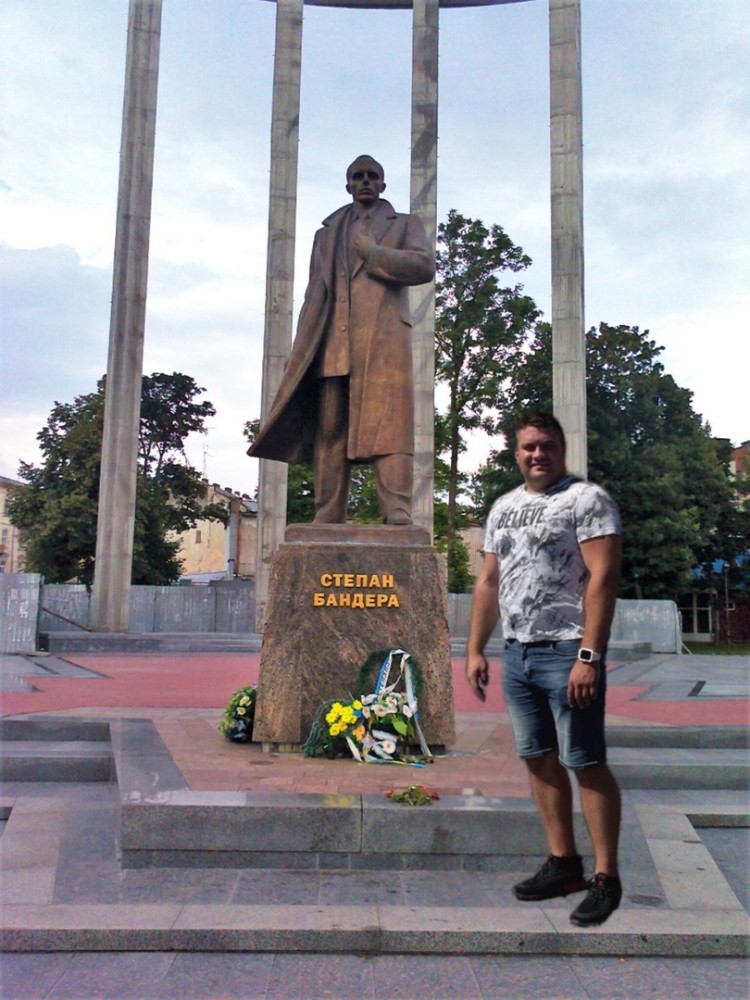 Create meme: Stepan Bandera monument, monument to Bandera, monument to Stepan Bandera in Lviv