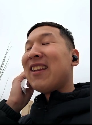 Create meme: oneplus headphones, bluetooth headphones, the earphone is wireless