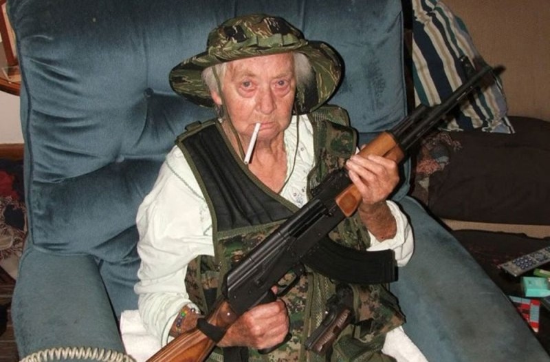 Создать мем: смешной пистолет, бабушка с автоматом, бабка с пистолетом