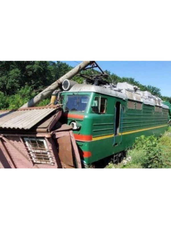 Create meme: freight train , electric locomotive VL 80 accidents, the train derailed