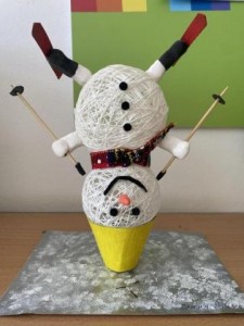 Создать мем: снеговики из ниток большие, снеговик поделка в садик, снеговик своими руками на новый год поделка