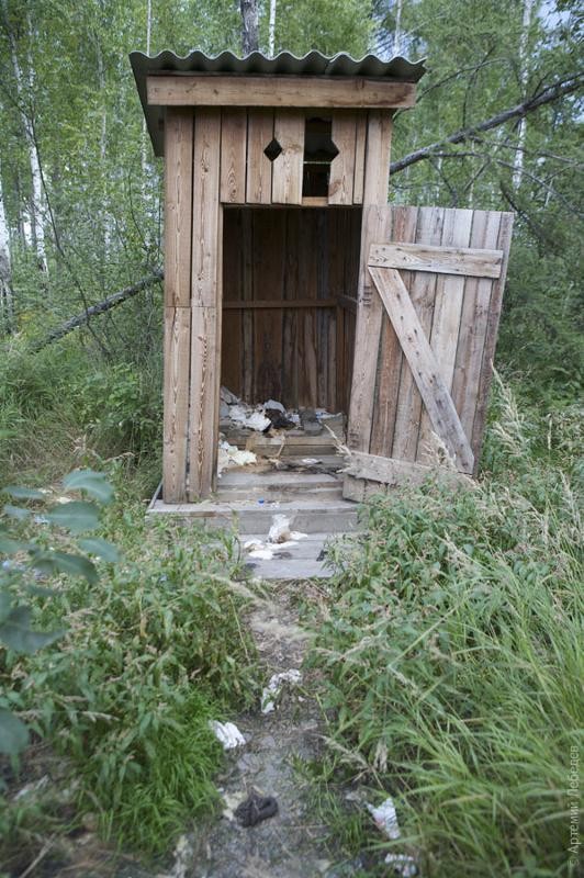 Создать мем: деревенский туалет прикол, старый туалет, деревенский уличный туалет