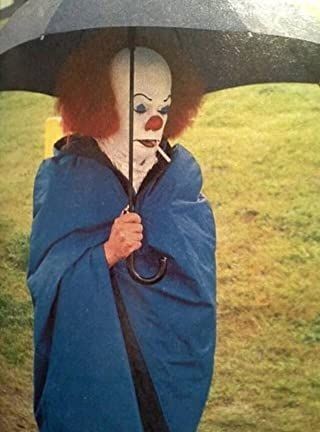Создать мем: тим карри клоун пеннивайз 1990, оно 1990 тим карри, клоун с зонтом