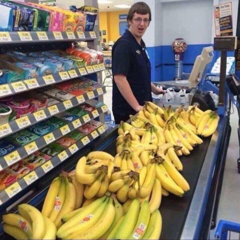 Создать мем: выкладка бананов, американский супермаркет, ноги
