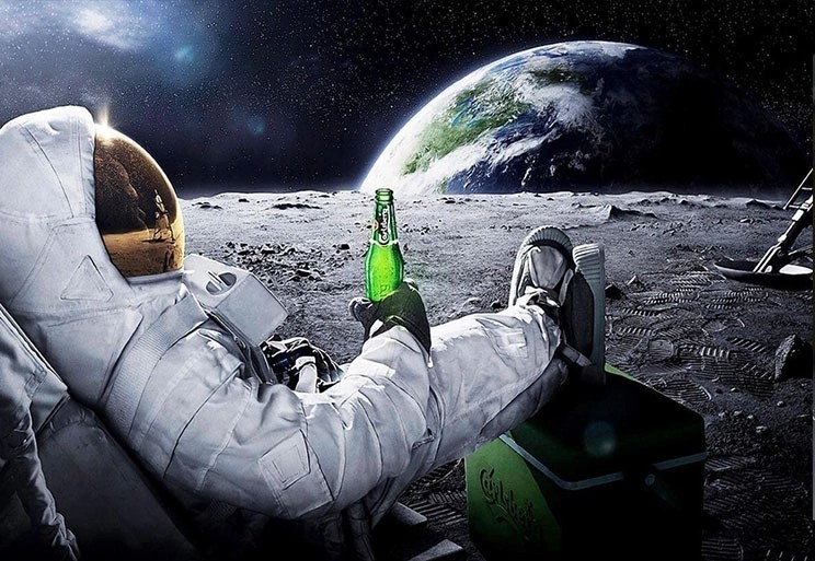 Create meme: cosmonaut in zero gravity, astronaut carlsberg, astronaut with beer on the moon high quality