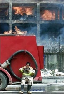 Создать мем: смешной китайский пожарник, пожарных, горящая пожарная машина