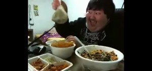 Создать мем: кореец ржет, мужчина, жирный азиат есть доширак и смеется