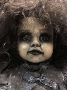 Создать мем: haunted doll, страшные куклы чб, кукла страшилка