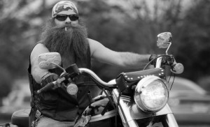 Создать мем: байкер смотрит назад, байкер на мотоцикле, борода и мотоцикл