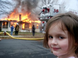 Создать мем: калифорния пожар, горящий дом, мем девочка и горящий дом