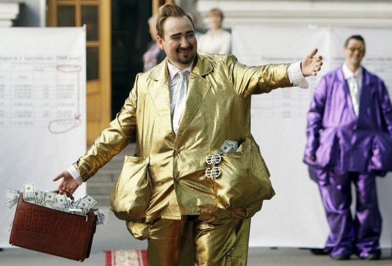 Создать мем: золотые парашюты для чиновников, человек с деньгами в кармане, золотой костюм