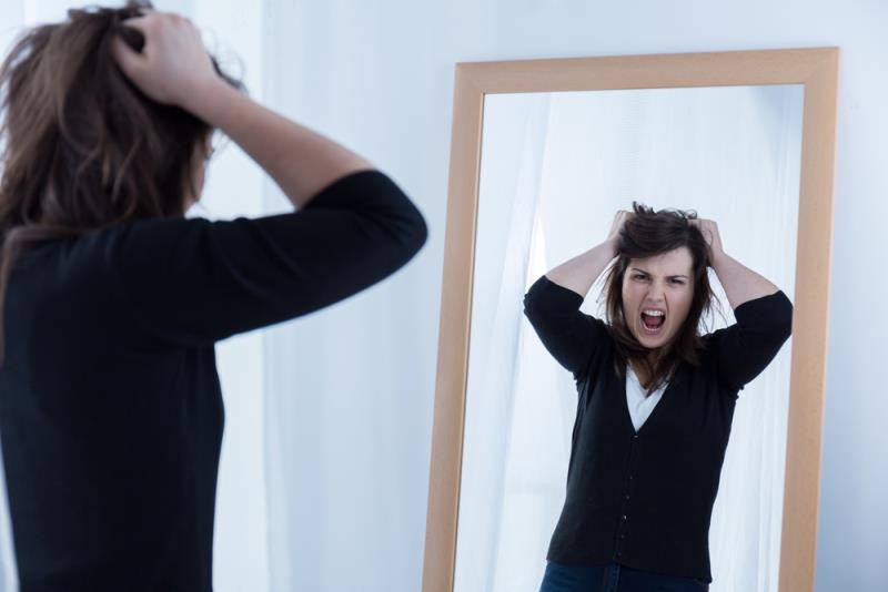 Создать мем: скрытые эмоции жириновского, недовольная женщина перед зеркалом, скрытые эмоции