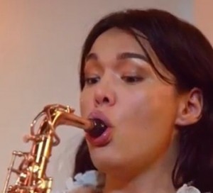 Создать мем: женщина, девушка играет на саксофоне, красивая женщина