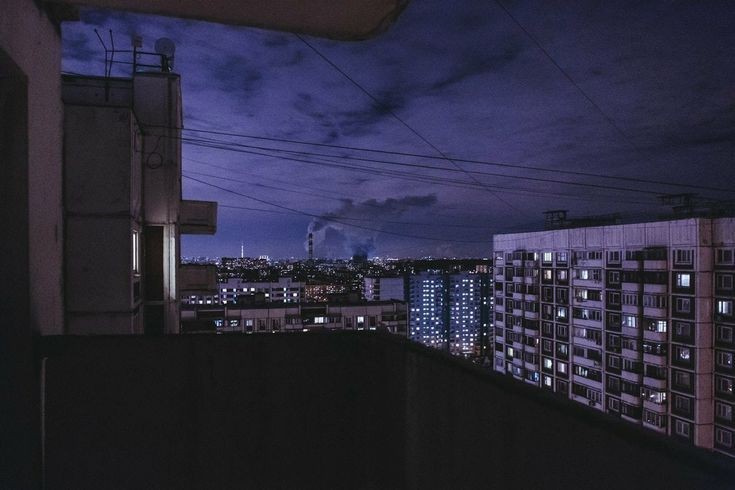 Создать мем: многоэтажки эстетика мрачные, многоэтажки ночью, темный город гача лайф многоэтажки крыша