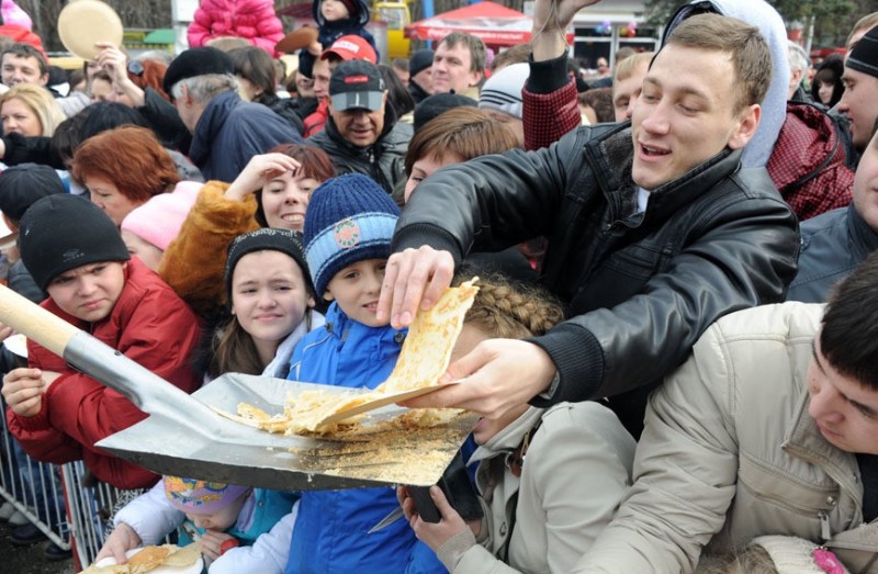 Create meme: pancakes with a shovel, carnival , Russia pancakes with a shovel