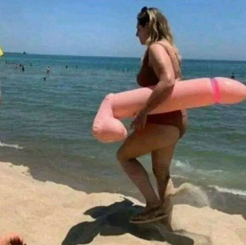 Создать мем: девушка море, на пляже девушки, ламзак надувной