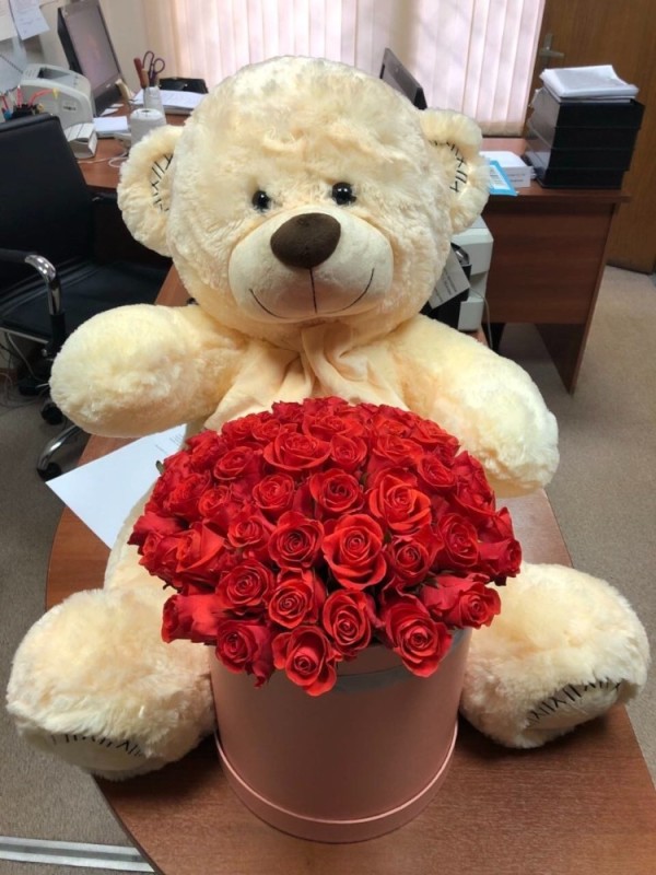 Create meme: teddy bear and flowers, teddy bear with roses, teddy bear with a bouquet of flowers