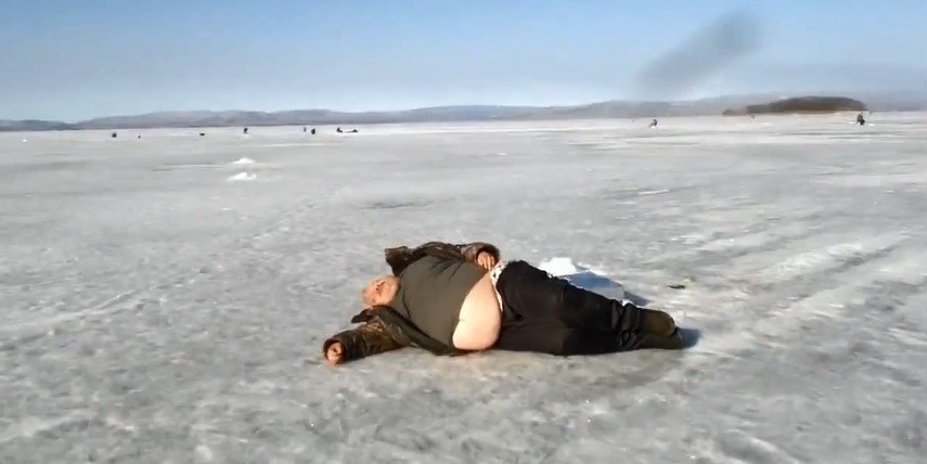 мужик на льду рыбалка видео