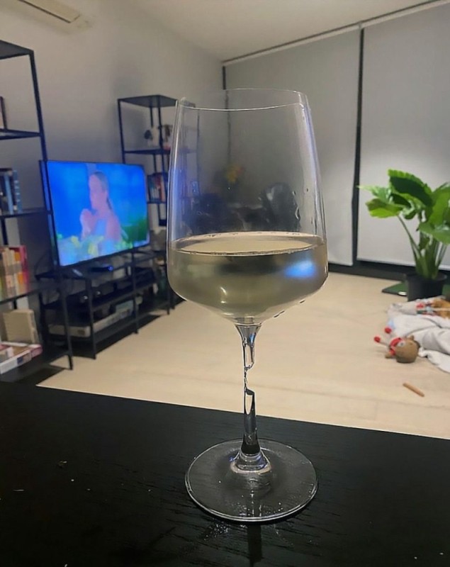 Создать мем: bubbles ресторан москва вино, вино, бутылка